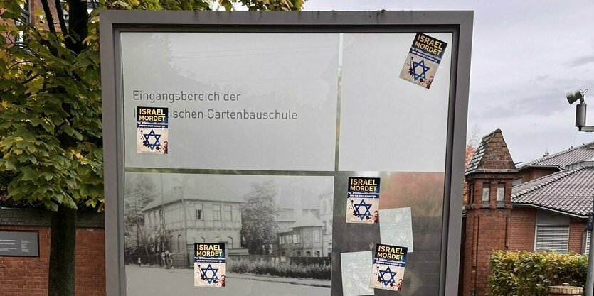 Schild vor der Gedenkstätte Ahlem mit antisemitischen Aufklebern