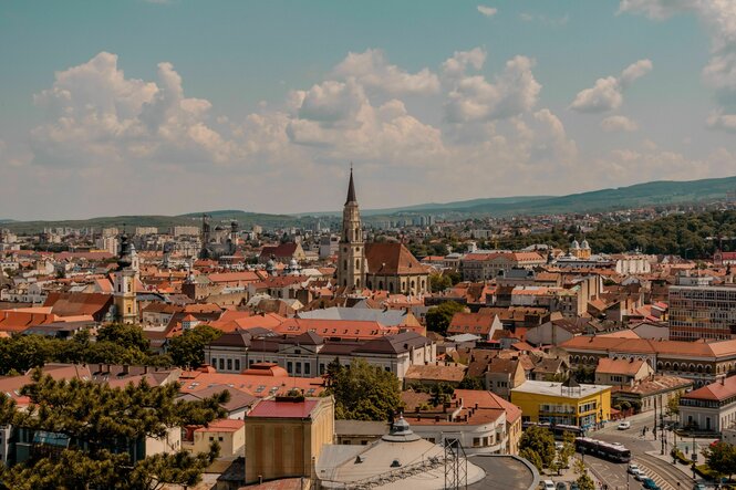 Blick auf eine Stadt mit Himmel und Dächern