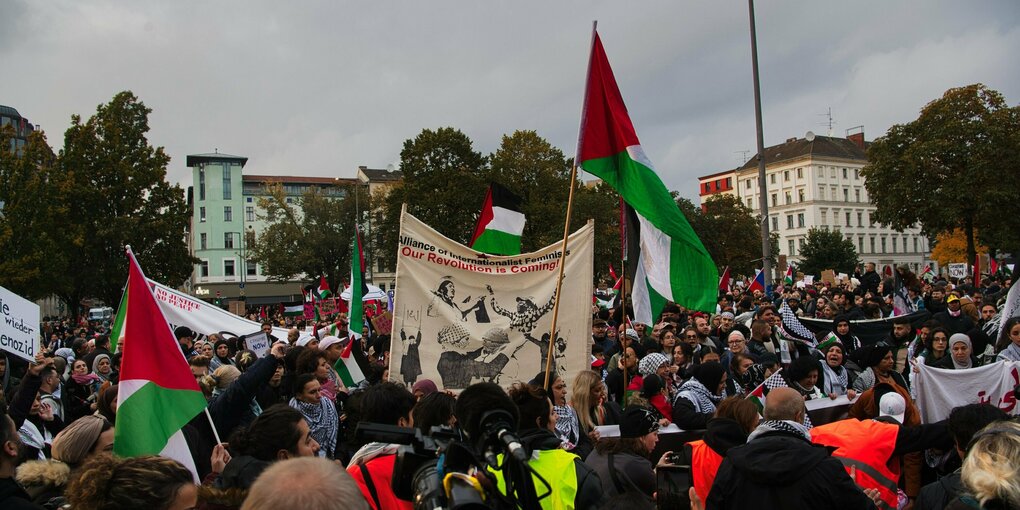 Mehrere Tausend Menschen ziehen bei einer propalästinsischen Demonstration unter starkem Polizeipräsenz durch Kreuzberg.