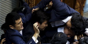Japanische Politiker in einem Menschenknäuel