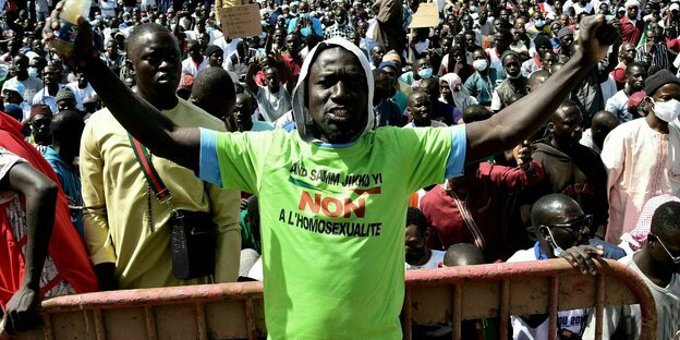 Ein Mann mit einem T-Shirt mit der Aufschrift „Nein zur Homosexualität“ gestikuliert während eines Protestes religiöser Vereinigungen gegen Homosexualität in Dakar Senegal