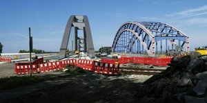 Baustelle, eine Bogenbrücke in Duisburg wird durch eine neue Bogenbrücke ersetzt