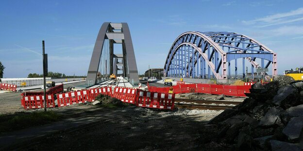 Baustelle, eine Bogenbrücke in Duisburg wird durch eine neue Bogenbrücke ersetzt