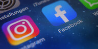 Smartphonebildschirm mit Icons von sozialen Medien wie Instagram, Facebook, WhatsApp