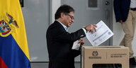 Der kolumbianische Präsident Gustavo Petro gibt seine Stimme in einem Wahllokal ab
