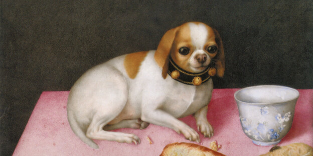 In dem Gemälde sitzt ein kleiner Hund auf dem Tisch, vor sich eine Tasse
