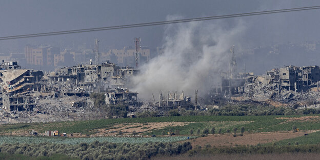 Røyken stiger over Gazastripen etter israelsk angrep