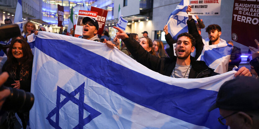 Demonstranten mit israelischen Fahnen