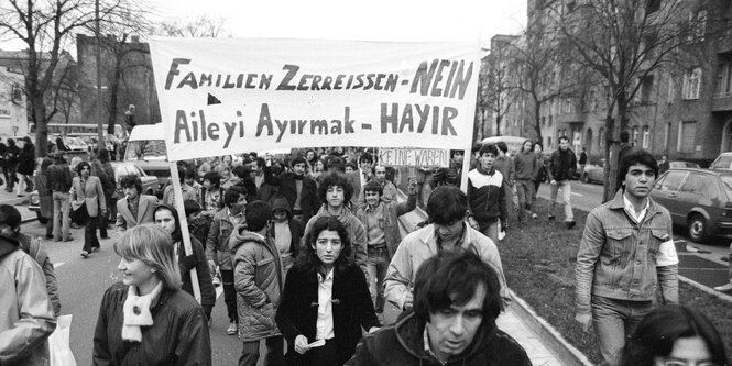 Die historische Aufnahme zeigt eine Demonstration gegen Abschiebungen Anfang der 80er Jahre in Westberlin