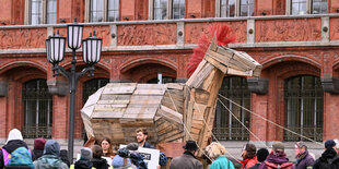 Ein Holzpferd vor dem Roten Rathaus