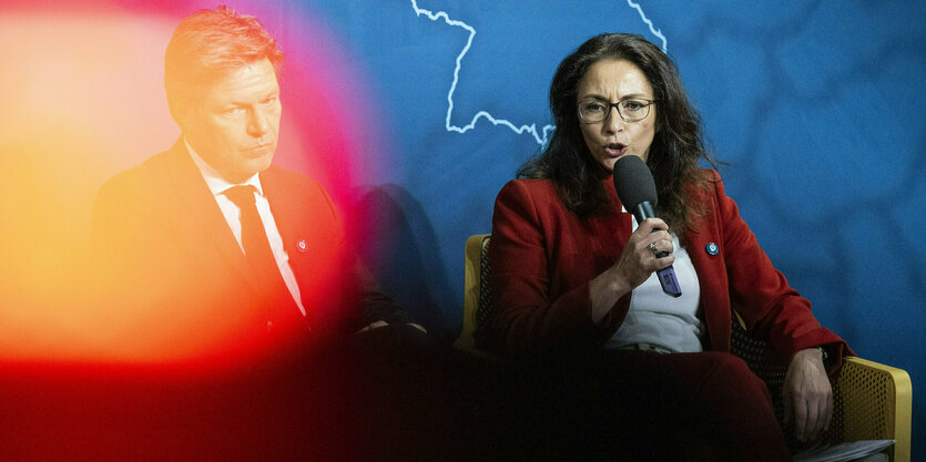 Robert Habeck und Yasmin Fahimi auf einem Podium