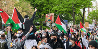 Ein Protestzug Propalästinensischer Demonstrant*innen
