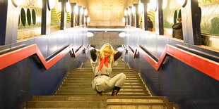 Mary Ocher auf einer langen Treppe