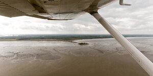 Blick von einem Flugzeug auf ein verschlicktes Weserufer