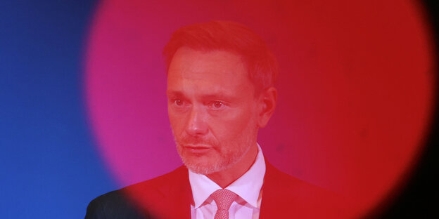 FDP-Chef Christian Lindner durch das rote Aufnahmelicht einer Kamera gesehen