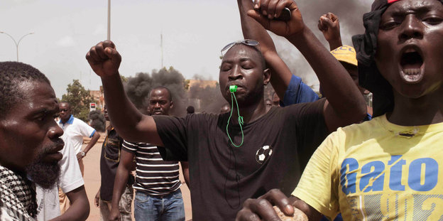 Demonstranten auf der Straße in Ouagadougou, der Hauptstadt Burkina Fasos