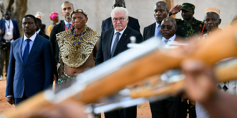 Steinmeier und König Charles in Afrika: Verbeugungen vor der Geschichte