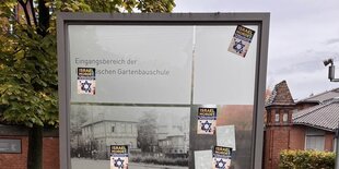 Rechte Sticker auf dem Gedenkstätten-Schild