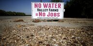 Ein Schild zeigt „Kein Wasser = keine Jobs“