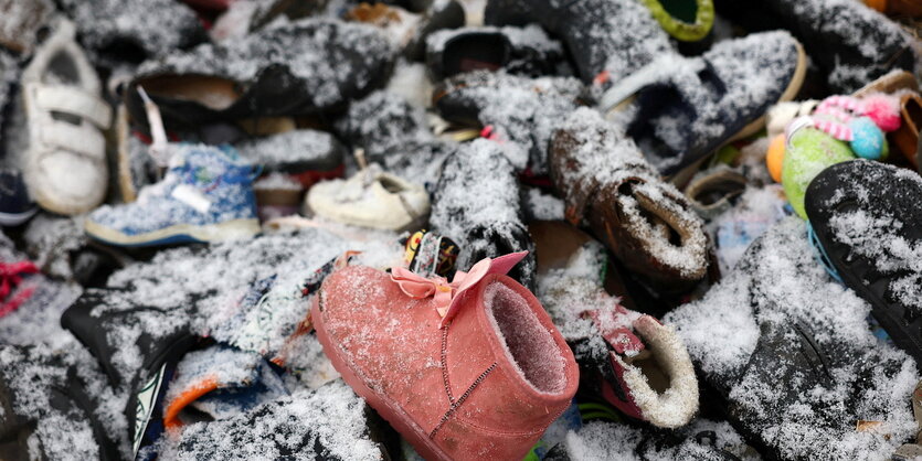 Viele Kinderschuhe sind mit Schnee bedeckt