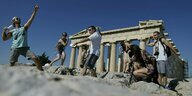 Touristen posieren vor einem Baudenkmal - das Parthenon