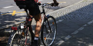 Das Bild zeigt einen Radfahrer auf buckligem Radweg