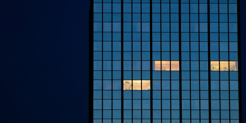 In einem Hochhaus in Dortmund (Nordrhein-Westfalen) brennen am 28.01.2014 in ein paar Büros noch die Lichter