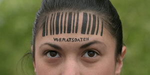 Eine Person mit einem gemalten Strichcode auf der Stirn