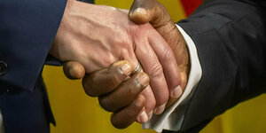 Ein Handschlag - Die Hände von Bundeskanzler Olaf Scholz und Nana Akufo-Addo, Ghanas Präsident