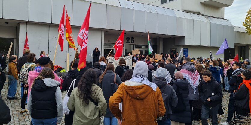 Das Bild zeigt die antiisraelische Kundgebung in Dahlem