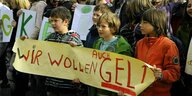 Schüler tragen ein Transparent mit der Aufschrift "Auch wir wollen Geld"