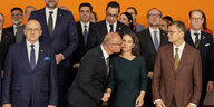 Politiker, vorn der kroatische Außenminister, der Annalena Baerbock küsst
