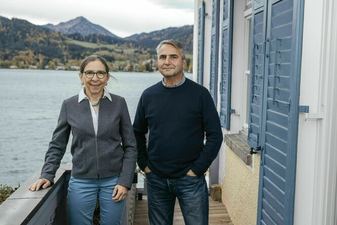 Veronika Bauer vom Helferverein und der Bürgermeister Johannes Hagn stehen gemeinsam auf dem Balkon des Rathauses