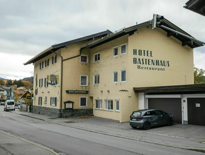 Das Hotel Bastenhaus liegt direkt an einer Straße mitten in Tegernsee