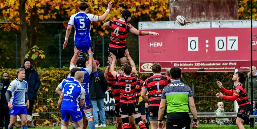 Das Hamburger Rugby Team und das Team von Hannover 76 stemmen ihre Spieler beim Pass-Spiel hoch