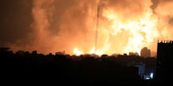 Flammen am nächtlichen Himmel über Gaza-Stadt am Sonntagabend