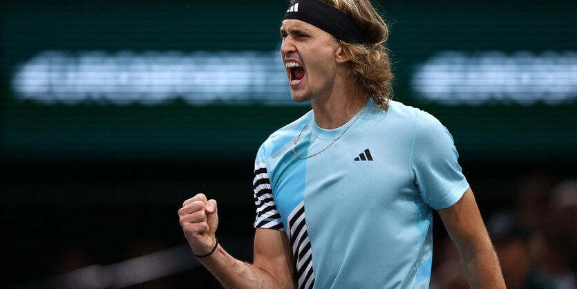 "Knoten geplatzt": Alexander Zverev schlägt beim Paris Masters auf.