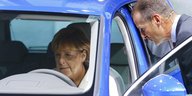 Angela Merkel in einem Auto auf der IAA
