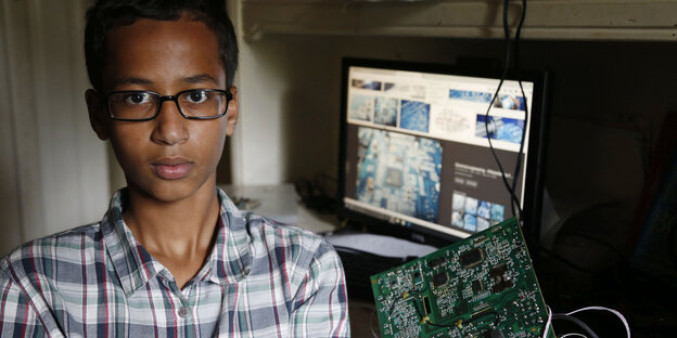 Ahmed Mohamed vor einem Computer