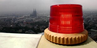 Alarmsirene vor Kölner Dom