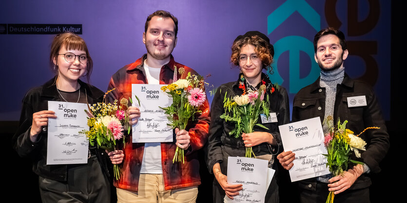 Der Saal des Heimathafen in Berlin-Neruköööm, auf der Bühne die Preisträgerinnen des Open Mike sowie die Mitglieder der Jurys