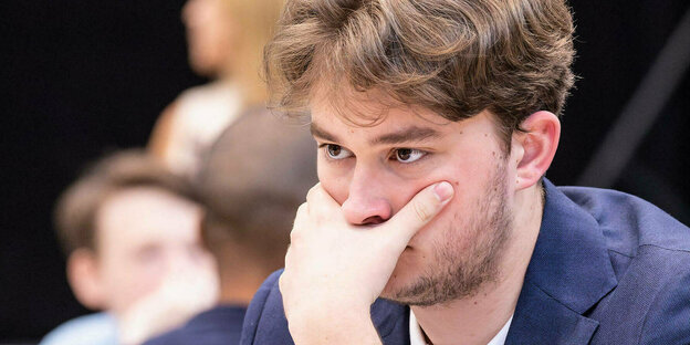 Schachspieler Vincent Keymer am Schachbrett.
