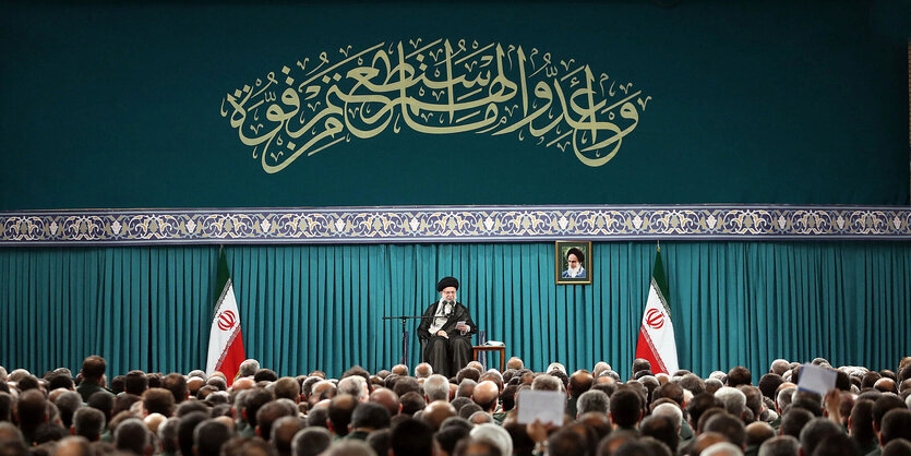 Ayatollah Khamenei spricht vor Publikum