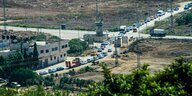 Blick auf den israelischen Militärkontrollpunkt: Aitps stehen im Stau an einer Kreuzung, an der ein Wachturm steht