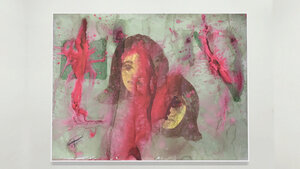 Malerei in Grau- und Pinktönen, auf dem hinter Farbschemen zwei Gesichter erscheinen.