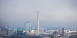 Der Berliner Fernsehturm verschwindet in tief hängenden Wolken