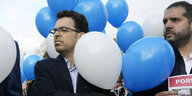 Yuval Danzig (li), umrahmt von blauen und weissen Luftballonen bei einer Veranstaltung in Polen