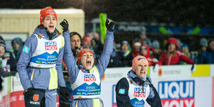 Zwei deutsche Skispringerinnen und ein Skispringer jubeln über ihren WM-Erfolg 2023