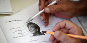 Zwei Stifte und ein Merkelbild