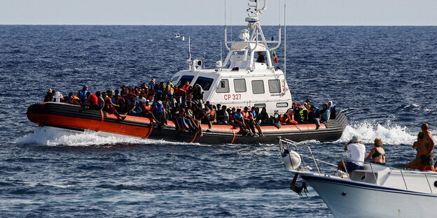 Ein mit Menschen überfülltes Rettungsboot
